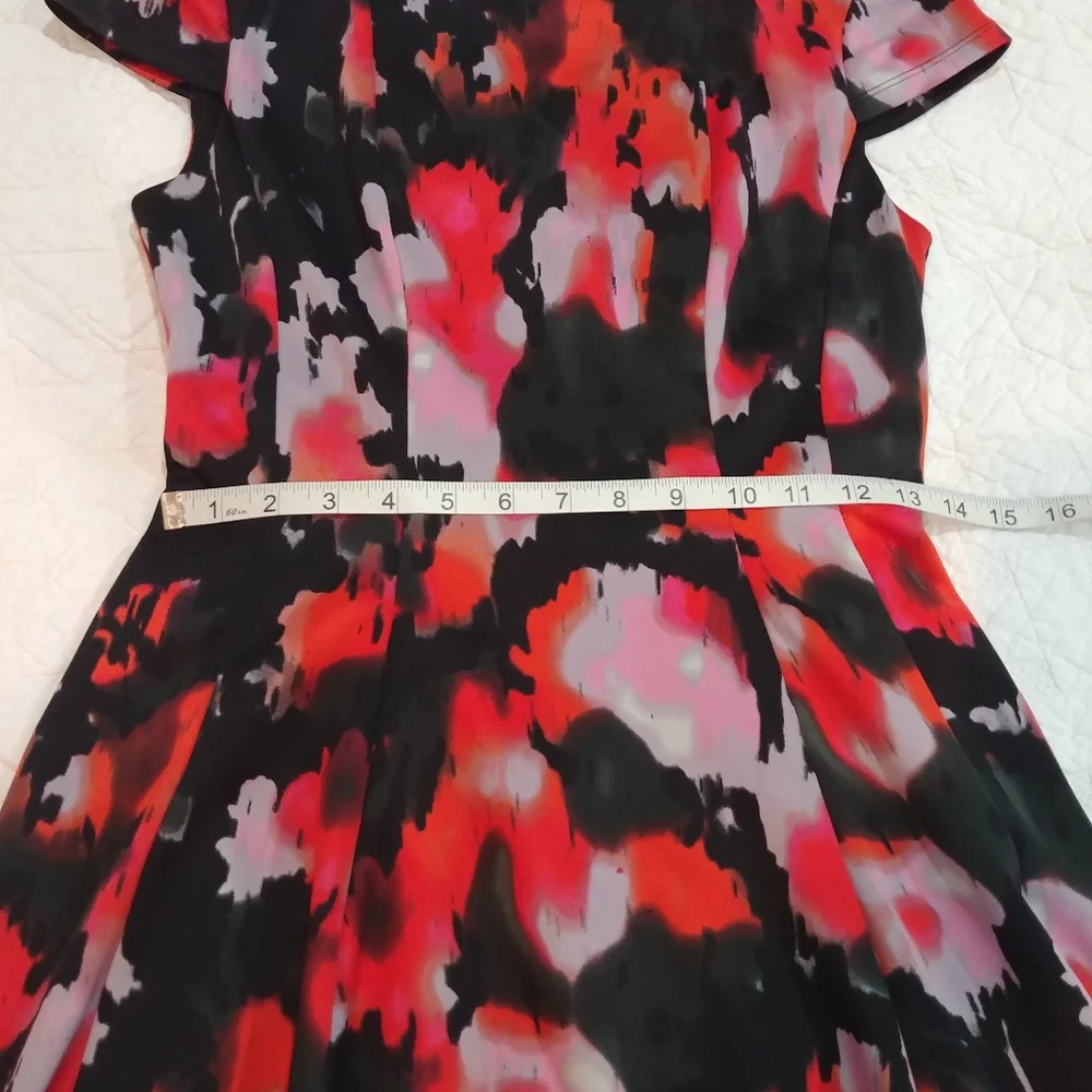 Betsey Johnson flirty abstract red & black swing dress w/ cap sleeves size 2